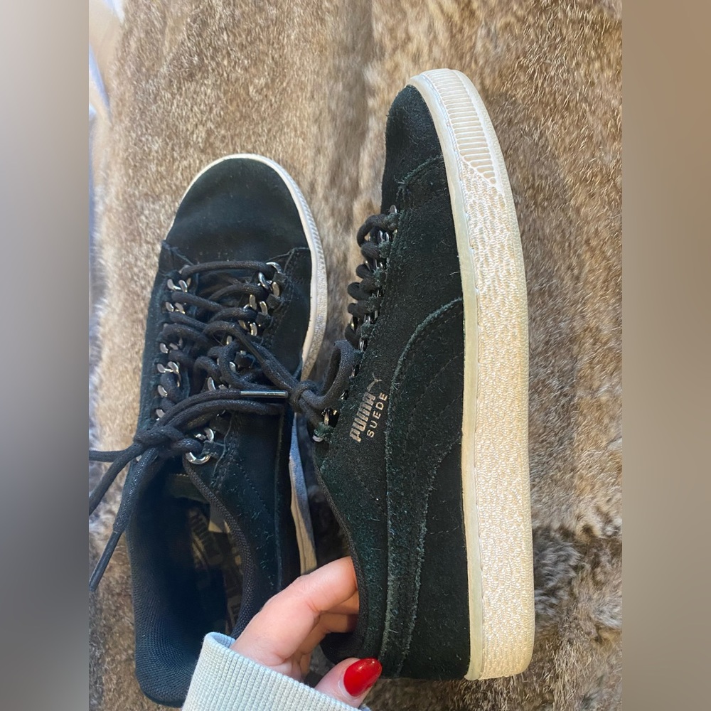 Woman’s 7 puma sneakers - price is negotiable!!